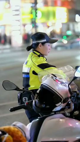 杭州交警。 袁雨佳。 在通常的晚班。- Hangzhou Traffic Police. Yuan Yujia. On the usual evening shift. 🇨🇳🌷#short #中国