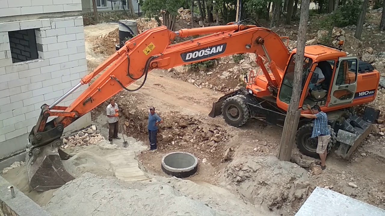 Выравнивание грунта экскаватором около коттеджей 13 и 14 - YouTube