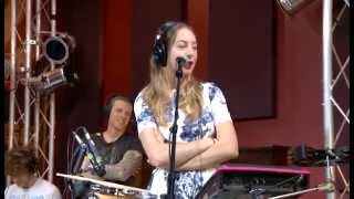 ESTE HAIM SPEAKING SPANISH