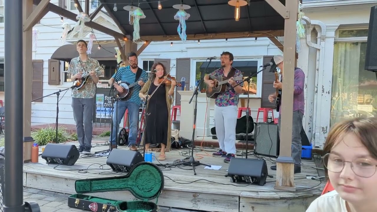 @Forkinthealley listening to bluegrass 🎻🎶