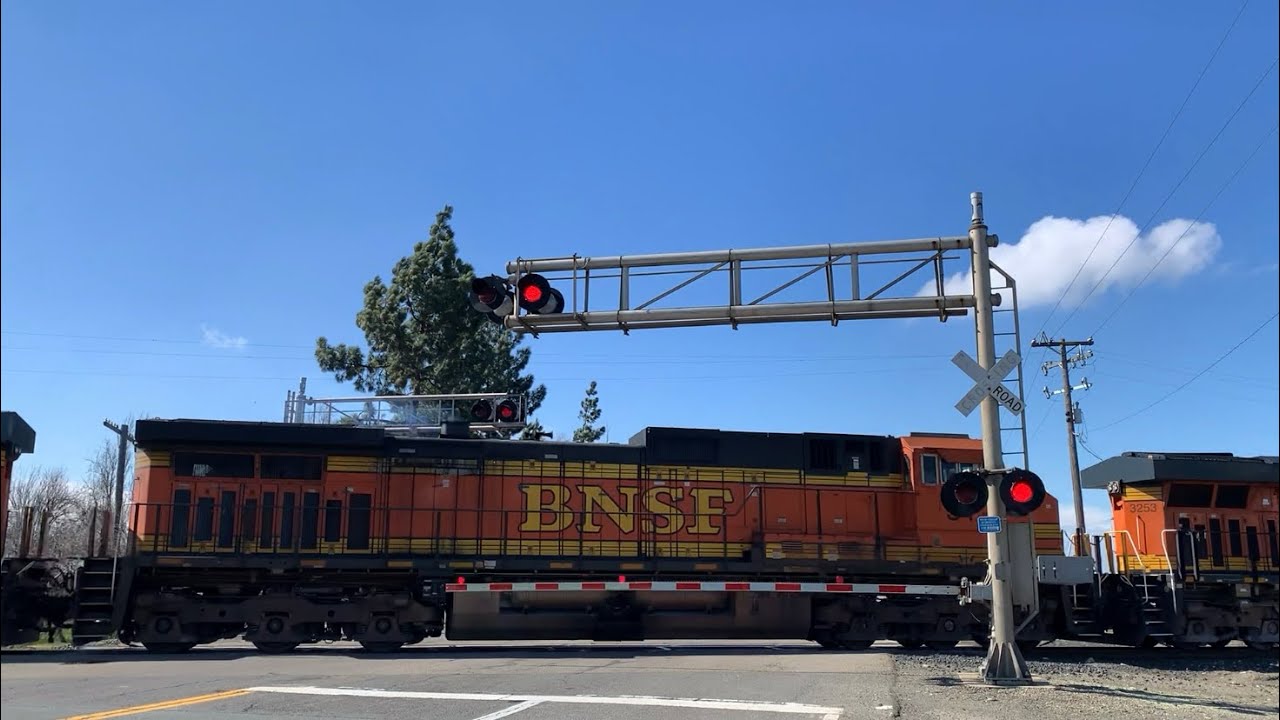 *New Gate LEDs* BNSF 7983 Manifest Freight Train North - Highway 12 Railroad Crossing, Lodi CA