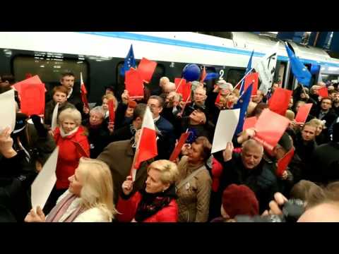 Powitanie Tuska na Centralnym - Warszawa 19.04.2017 (fragment)