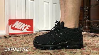 air vapormax plus triple black on feet