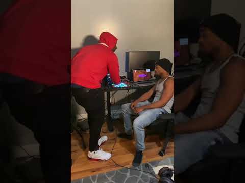 โช How Hood Dudes Be When They Trying To Get The Beat Right For They Song!