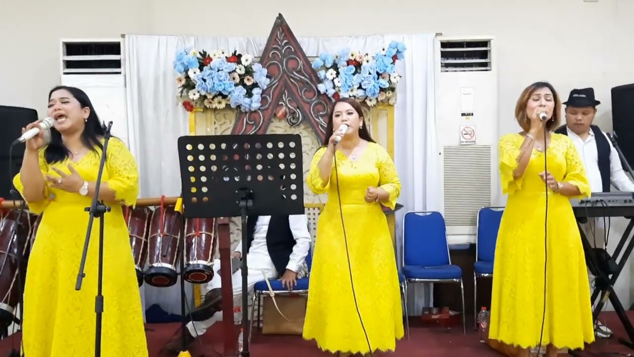 DONGAN MATUA - Nadeak Sister (Cover) live Pesta Adat