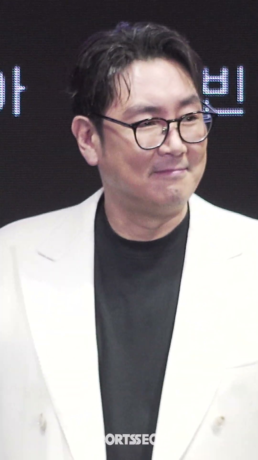 조진웅, 화이트 슈트에 돋보이는 풍채