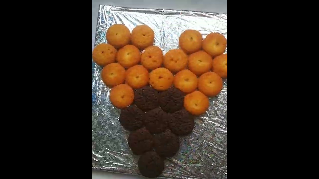 Heart Shape Cake with Cupcakes