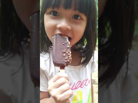 Video Bé tâm ăn kem socola#shorts - youtube