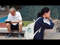 Girl Sobs When She Gets an Encouraging Note From an Elder | Social Experiment 收到一位陌生老人写的纸条，女孩哭到啜泣