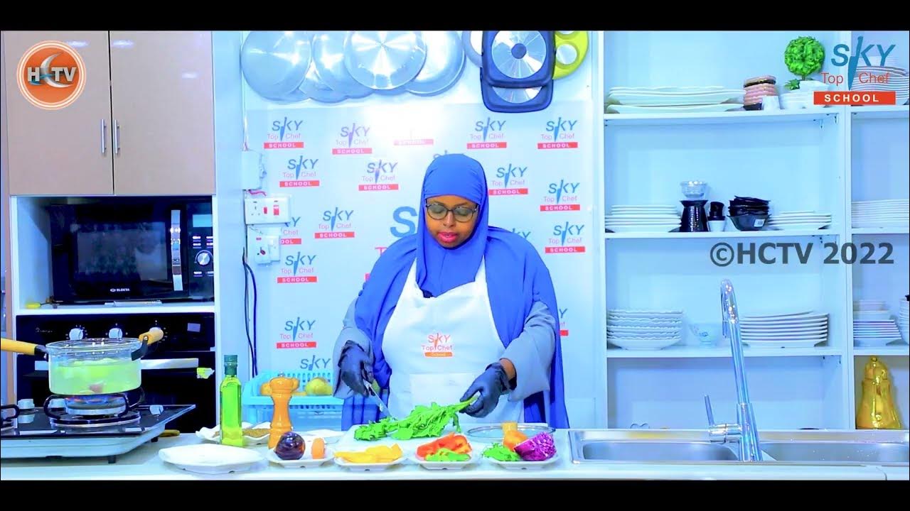 Qiziqarli porno videolarni tomosha qiling U hojatxonaga bordi va teshiklari porno sikildi