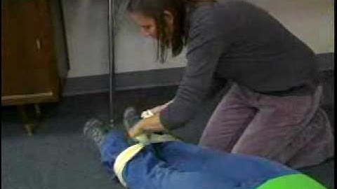 Basic First Aid Creating an Anatomical Splint.flv