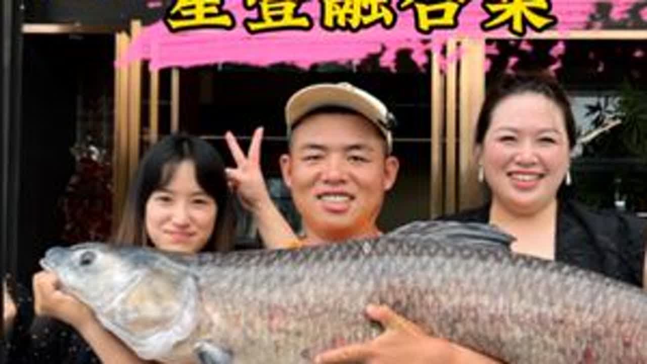 钓鱼交换美好阳江篇：两条巨青换烤鸭，你们觉得老板娘亏不亏...