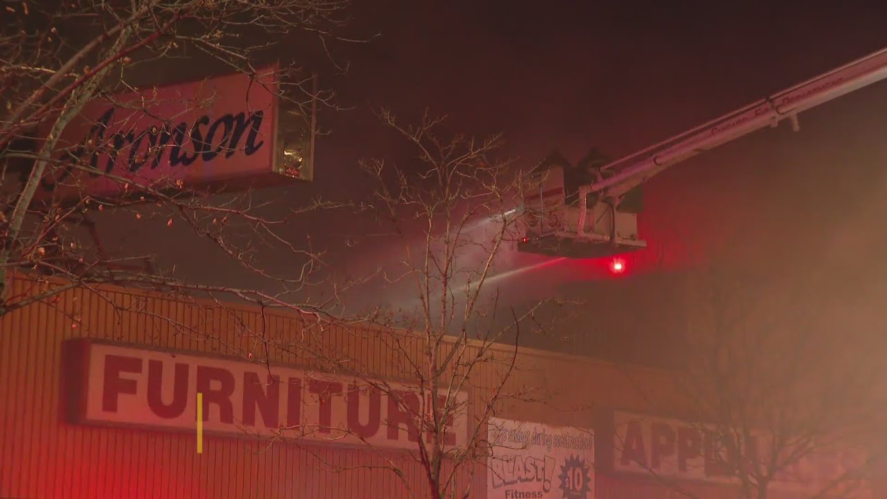 Chicago firefighters battle blaze at abandoned building - YouTube