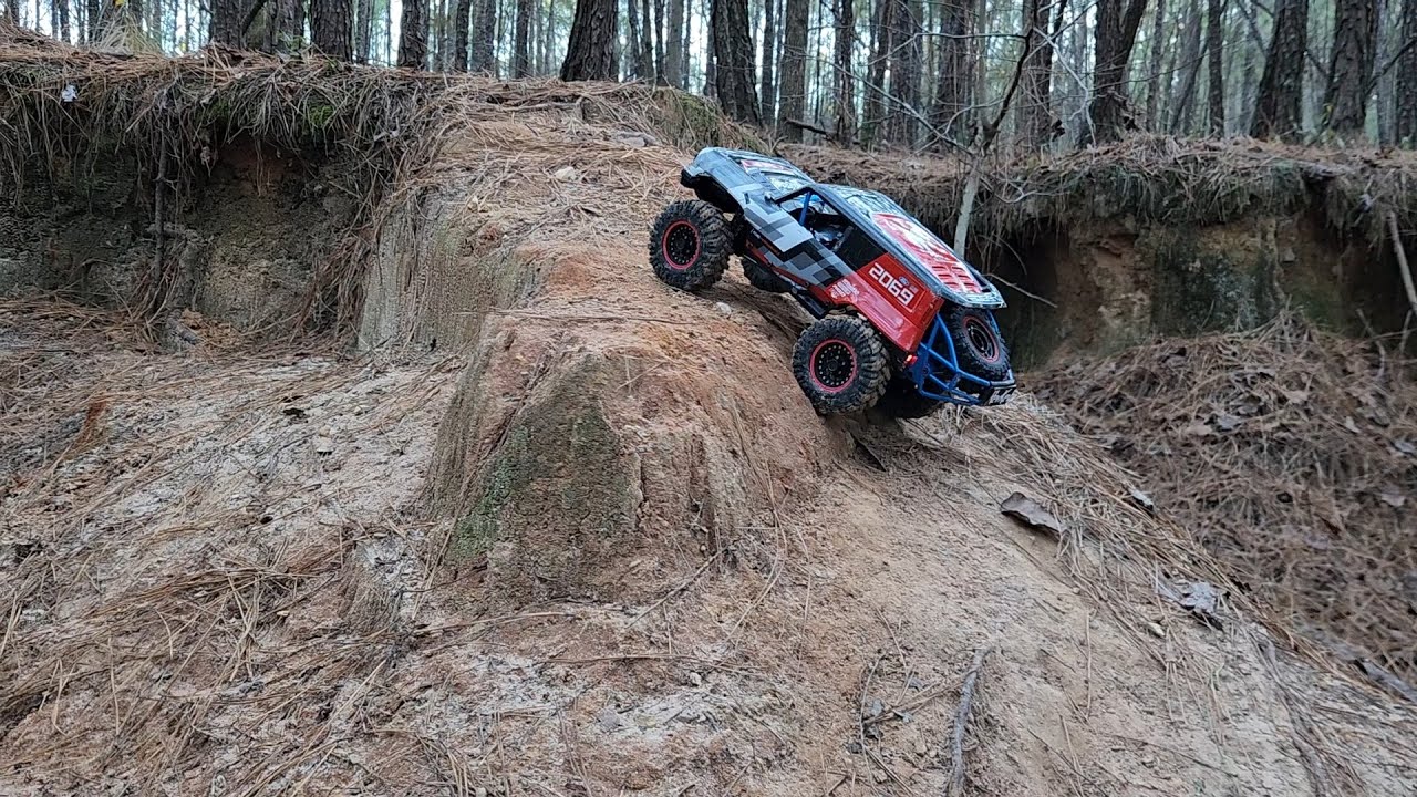 Модель MJX H12P Bronco R приняла участие в соревнованиях по мотокроссу в масштабе 1/10 на трассе ...