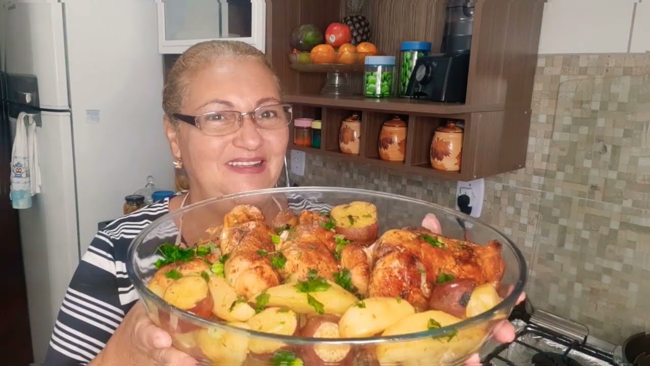 coxa com sobrecoxa assada no forno com suco de laranja e batata