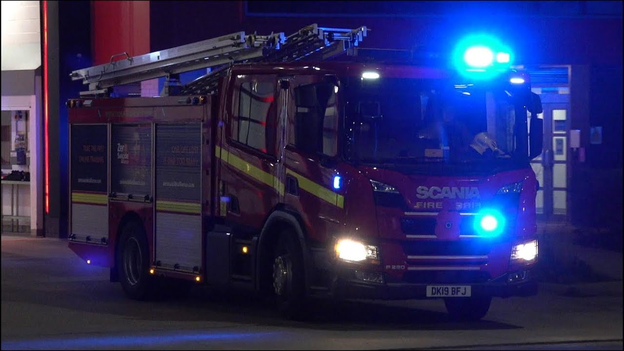 New fire engine responding with siren and lights (Birkenhead Fire
