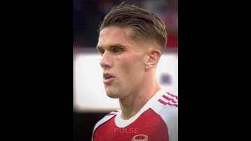 Gyökeres claps back at all the “hair flick” trolls 😭😂