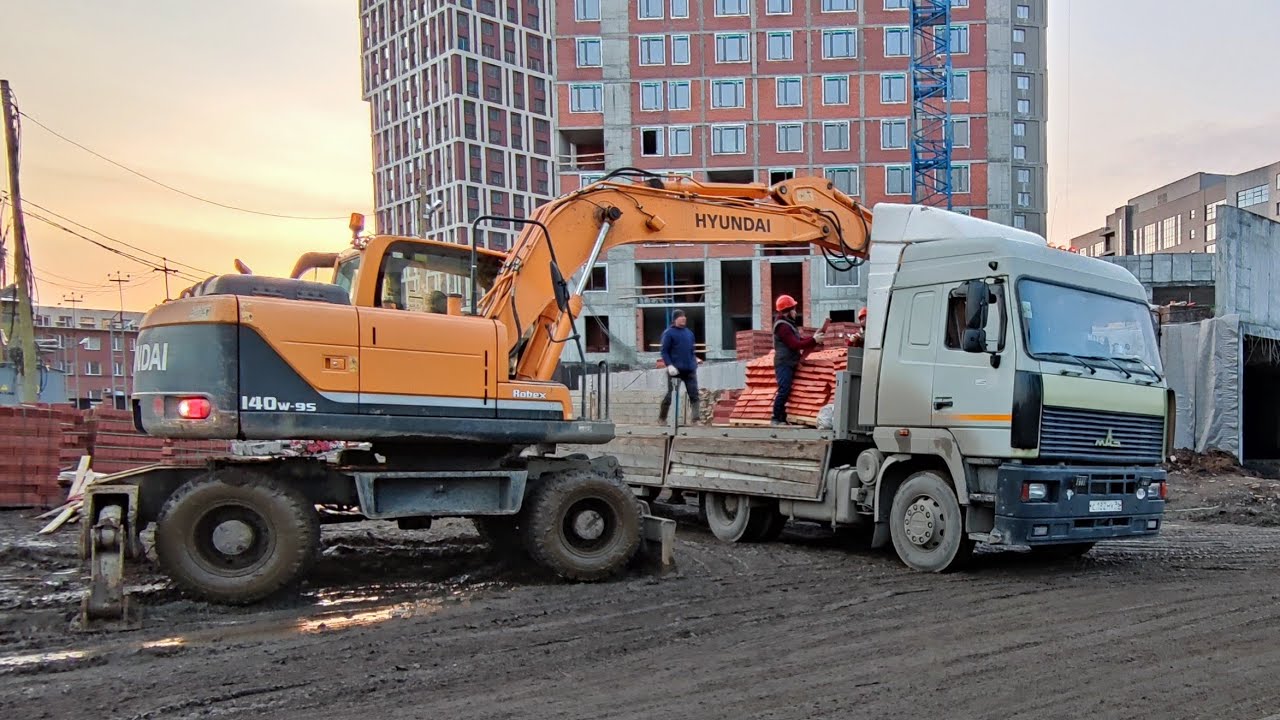 ПРИ ПОДЪЁМЕ КИРПИЧЕЙ ОБОРВАЛСЯ ТРОС НА КРАНЕ... НАПРЯГАЕТ ...
