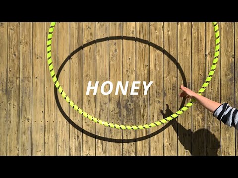 Dieses Video zeigt unser Hula Hoop Modell &quot;Honey&quot; in Bewegung bei Sonnenlicht. Tapes:  gold mirror / 24 mm neon yellow gripDieses Modell ist erhältlich für E...