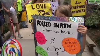 Dozens rally at Lakeview's Second Unitarian Church after pro-abortion rights message vandalized