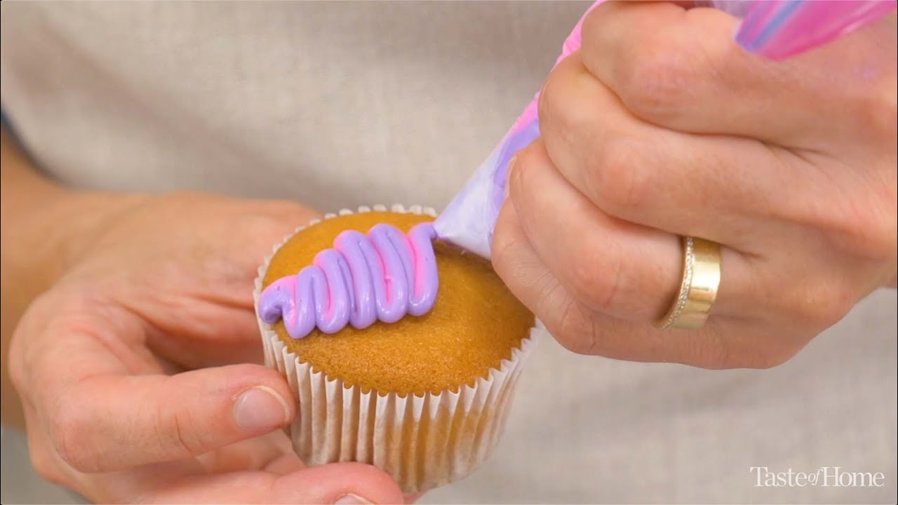 How to Frost Cupcakes with a Ziploc Bag - YouTube