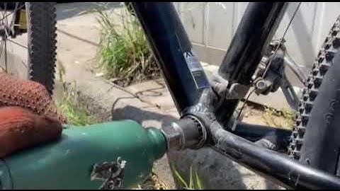 How To Remove Stuck BOTTOM BRACKET IN 30 SECONDS