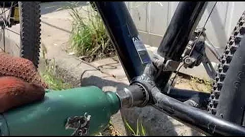 How To Remove Stuck BOTTOM BRACKET IN 30 SECONDS