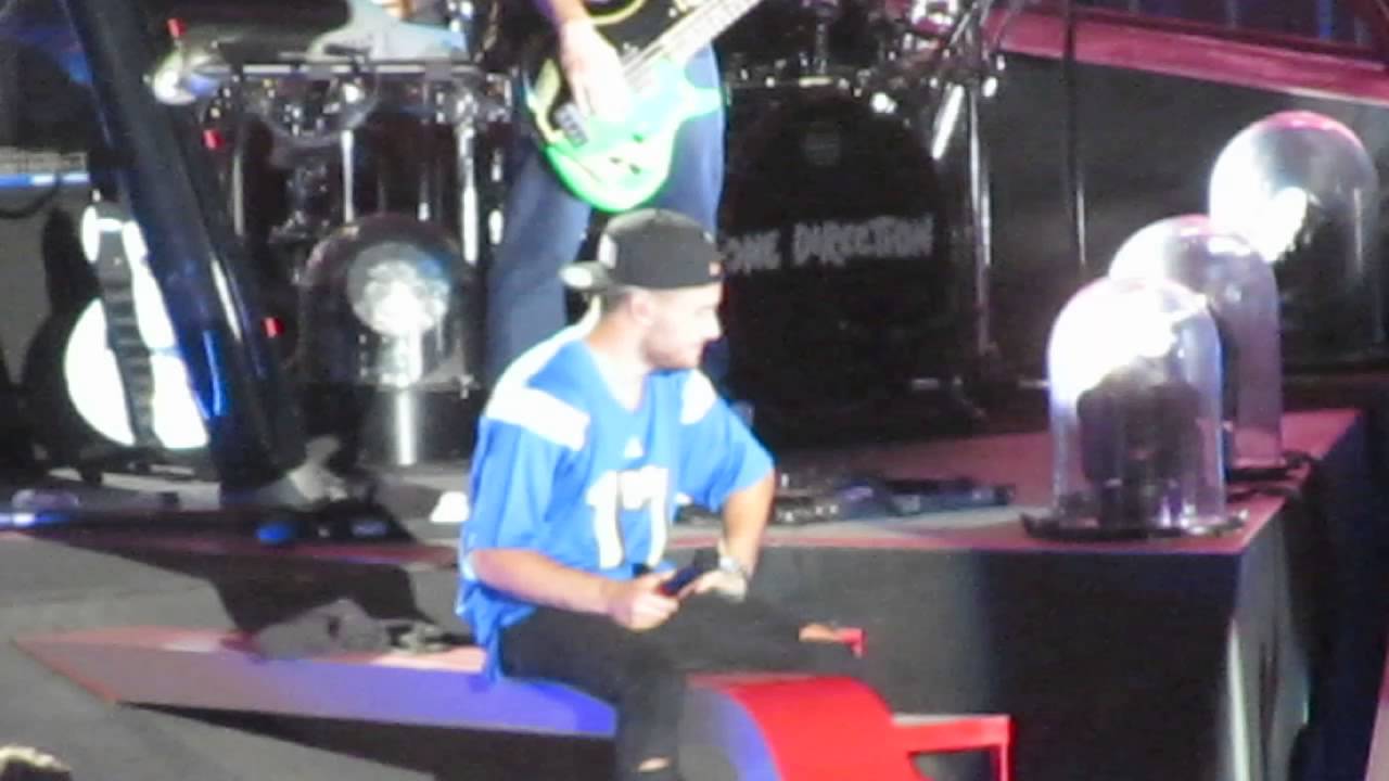 One Direction singing I Want, I Gotta Feeling, Beautiful Girls and Rock Your Body- WWA 9/13