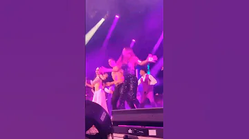 Akshay Kumar Dancing ‘Shirtless’ With Mouni Roy Leaves Twitter Divided; Video Goes Viral #shorts