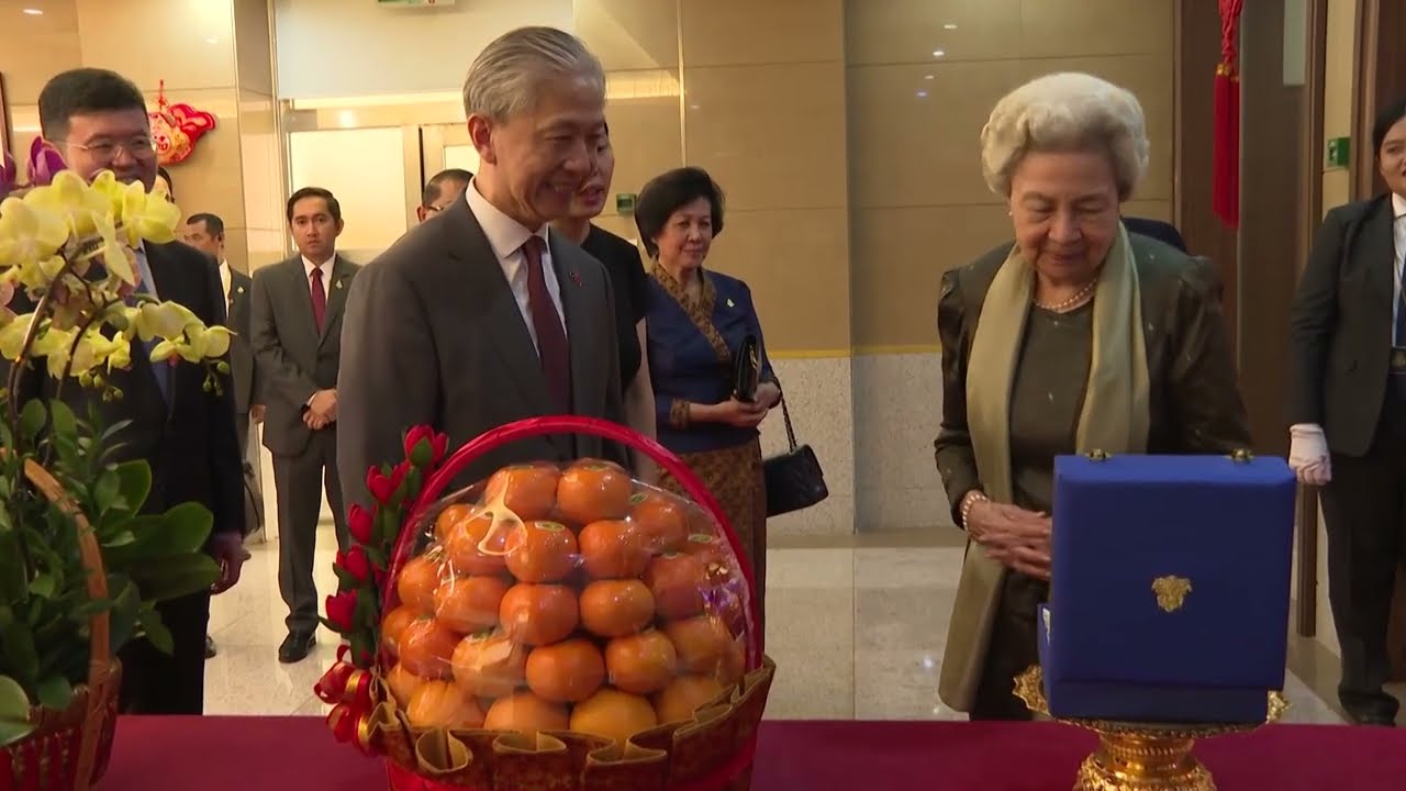 សម្តេចព្រះមហាក្សត្រី សព្វព្រះរាជហឬទ័យយាងបំពេញព្រះរាជទស្សនកិច្ច នៅស្ថានទូត នៃសាធារណរដ្ឋប្រជាមានិតចិន