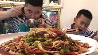 【超小厨】1斤辣椒2斤鱿鱼，做“辣炒鱿鱼”，父子俩的最爱，吃的太过瘾了！
