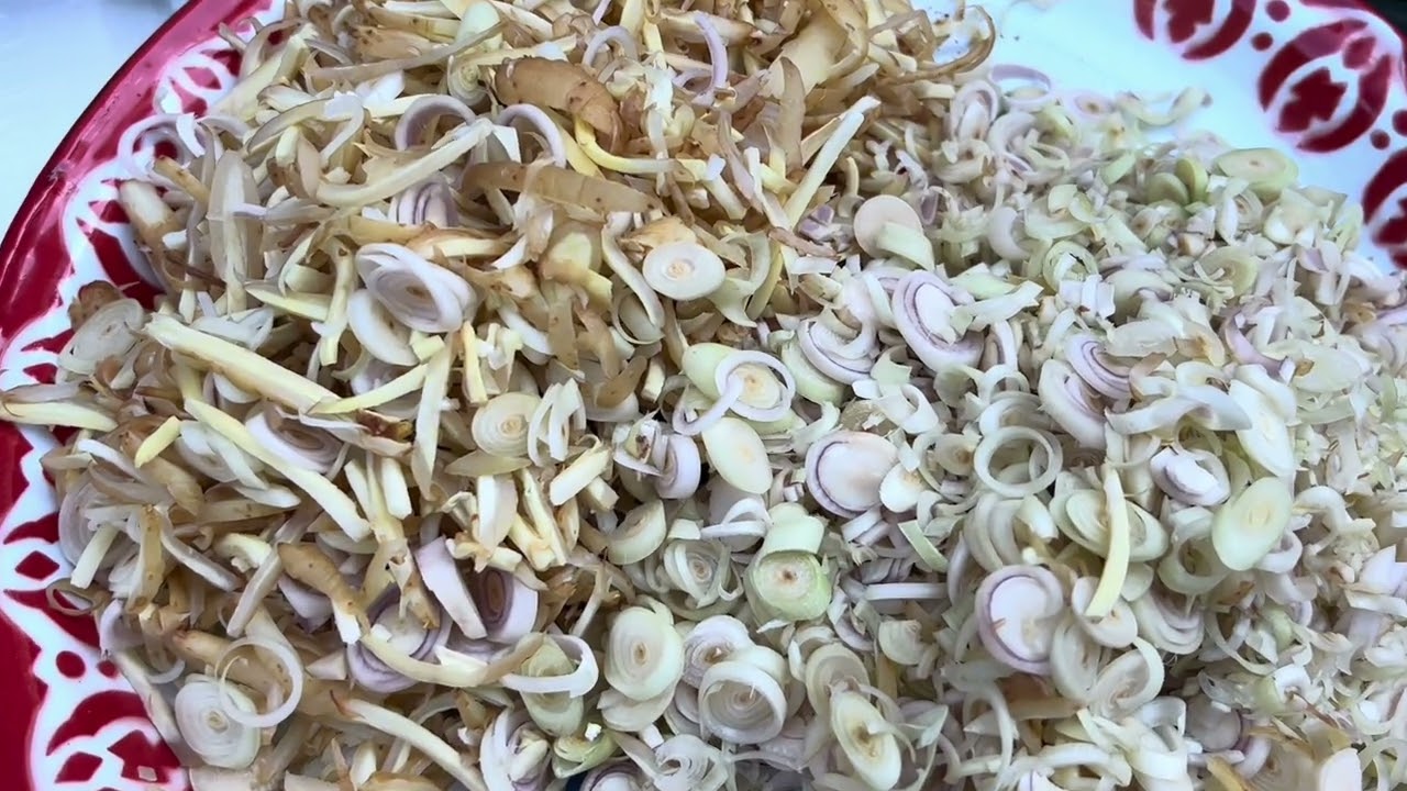 မော်လမြိုင် ငပေါင်းထုပ် / Vegetable steamed in banana leaves