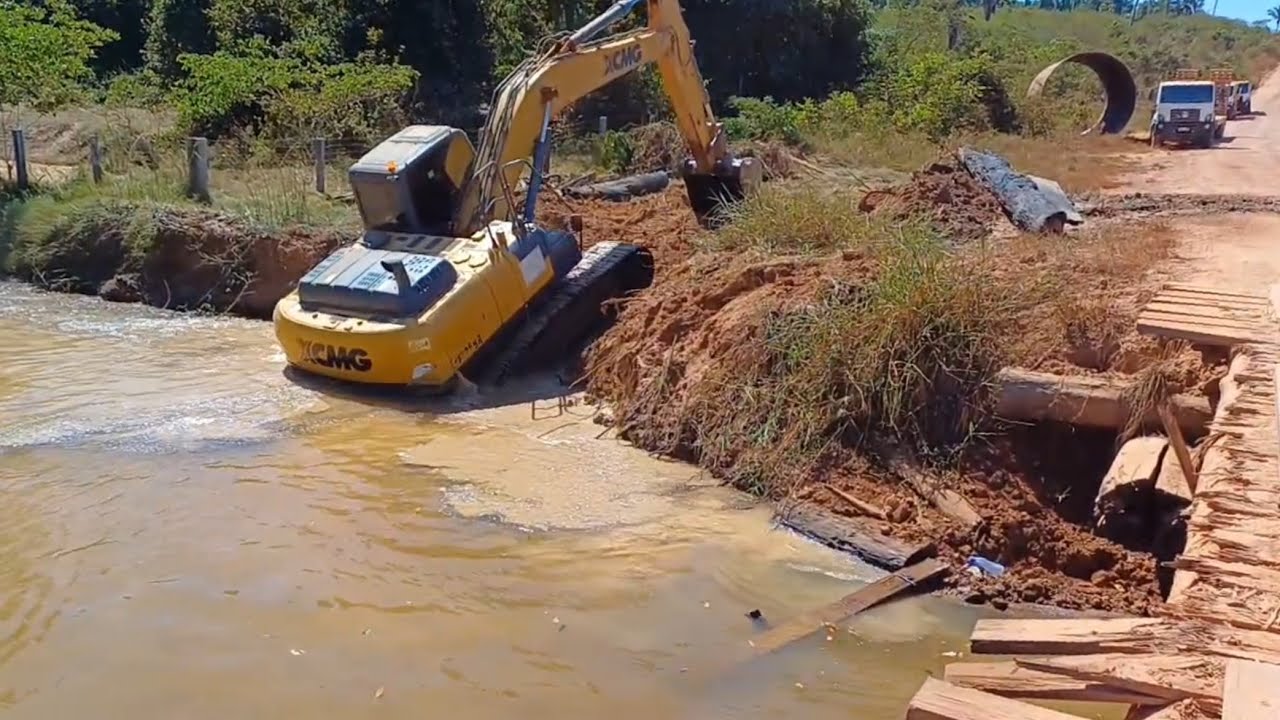 INSTALAÇÃO DE TUBO‼️ ESCAVADEIRA XCMG PASSANDO RIO. #trabalho #caminhão #excavator