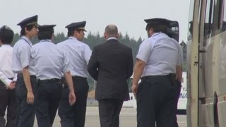 マイナリさん、１８年ぶり帰国へ 家族とともに成田を出発