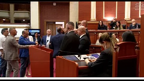 🔴LIVE/ 'Luftë' në Parlament! Qëllohet me flakadantë