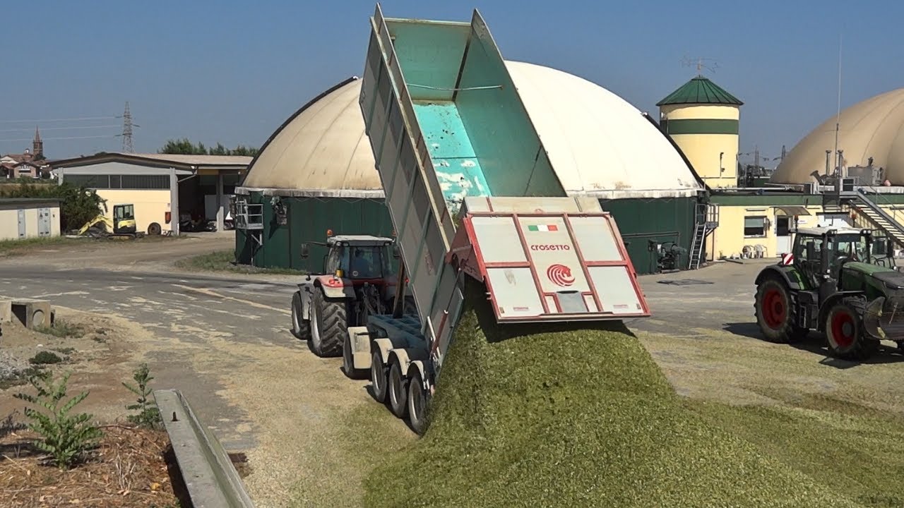 Massey Ferguson Unloading Crosetto trailer - Leitner LH500 Action and Sound