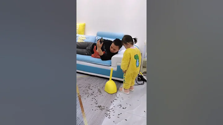 爸爸吃瓜子亂扔，被閨女教訓：看你敢不敢！ #funny #baby #cutebaby #萌娃 #搞笑 - DayDayNews