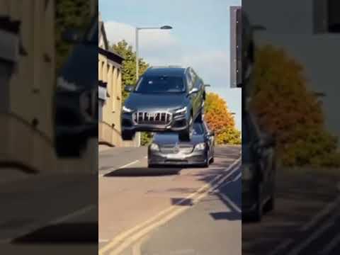 voiture qui saute au-dessus d une voiture