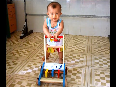 Video Bé Minh Hiền tập đi bằng xe con gà - youtube