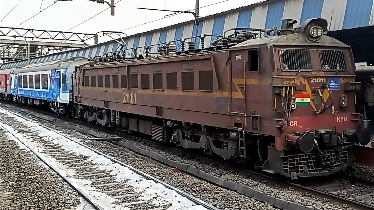 Deccan Express 11007 ( Mumbai Cst to Pune Junction ) with Vistadome