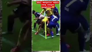 Aksi Mengulur Waktu Salah Satu Tim Sepak Yang Sangat Menghibur.