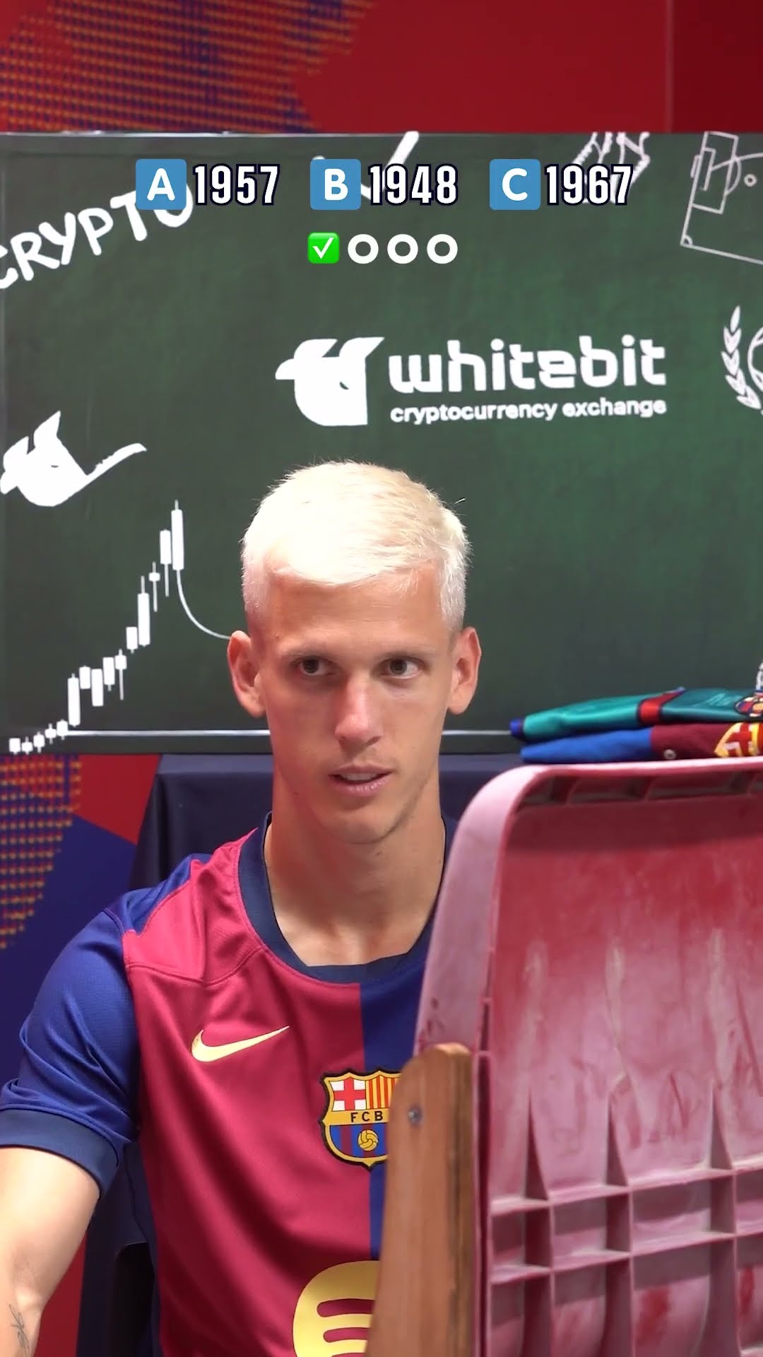 ?‍? The players take on an exam with @WhiteBit... with some clues! ?? #fcbarcelona
