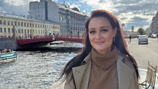 видео: Примерка осенних плащей в Универмаге «У Красного моста». Где купить красивый зонтик.  картинка: Примерка осенних плащей в Универмаге «У Красного моста». Где купить красивый зонтик.