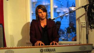 Video thumbnail of "Markus Krunegård - Everybody Hurts (Slussens Pensionat Orust)"