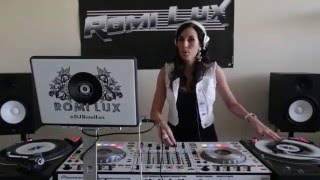 Video thumbnail of "Romi Lux mixing on Pioneer SZ with turntables"