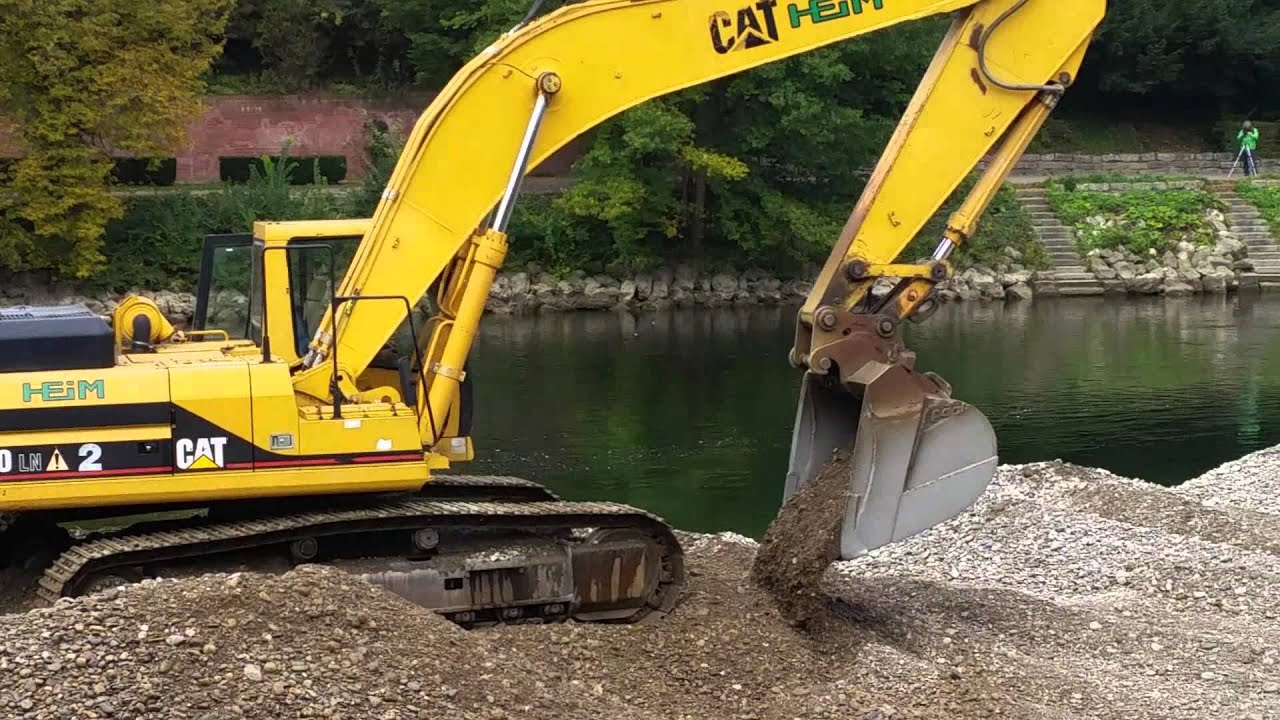 CAT 330 LN in der Donau