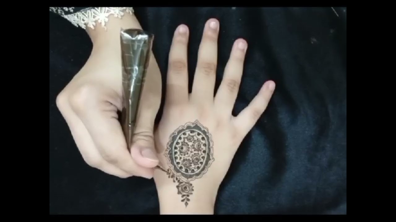 Простой и легкий дизайн мехенди на тыльной стороне ладони 