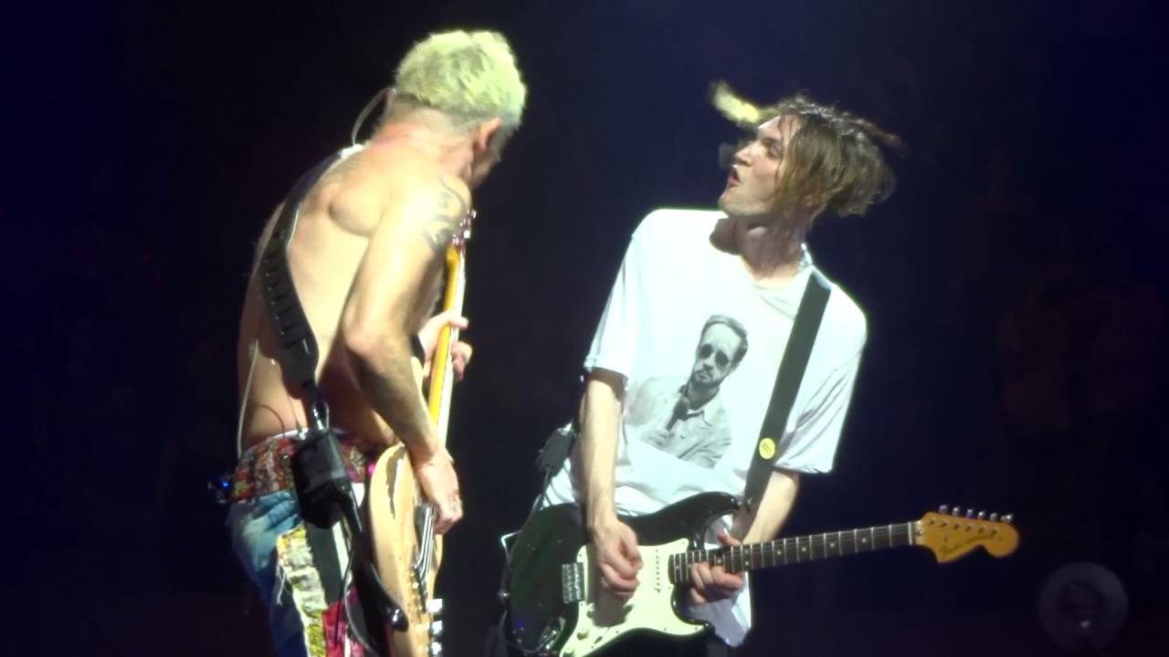 Red Hot Chili Peppers Aeroplane Live in Barcelona 2 2016 YouTube