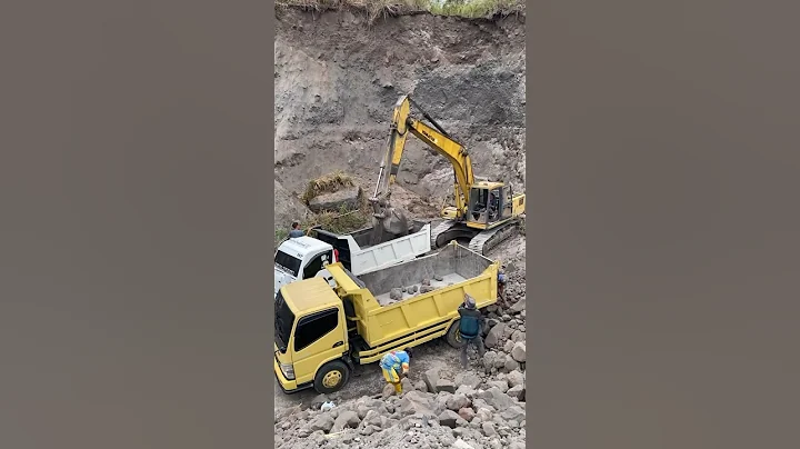KOMATSU PC200-6 loading dump trucks || #komatsu #excavator #truck #truckvideo #heavyequipment