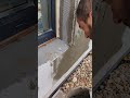 Установка на клей Уголка с Сеткой на оконном откосе. Корректировка правилом и уровнем в вертикаль